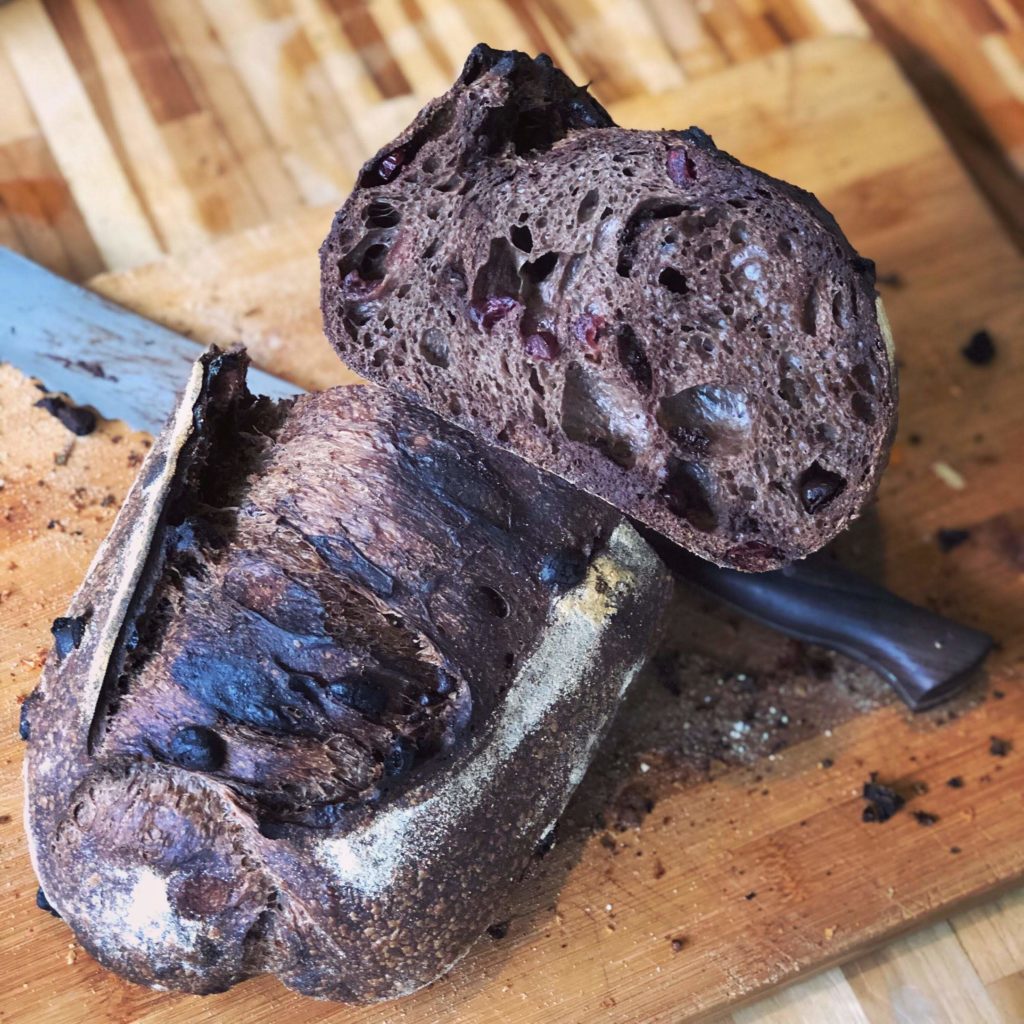 Sourdough de cacau com cranberry e gotas de chocolate belga