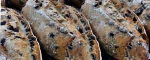 Pão de azeitonas pretas com fermentação desidratada