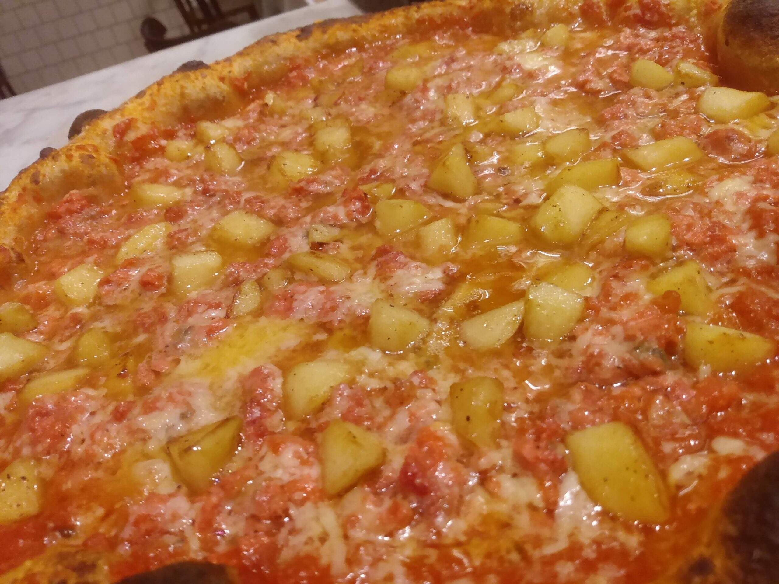 Pizza de Maçã, Gorgonzola e Calabresa - Massa Madre Blog